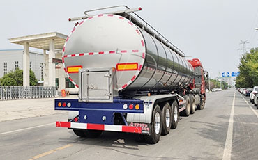 天潤新東鮮奶運(yùn)輸車：跨越草原的“牛奶新絲路”